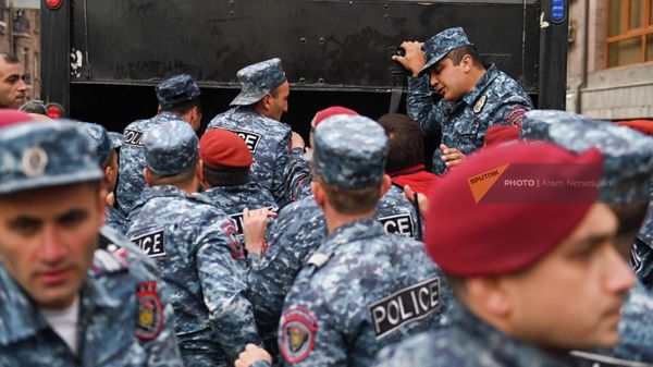 Полиция задерживает активистов - Sputnik Армения