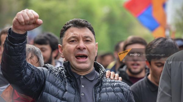Эдуард Шармазанов среди активистов на улице Терьяна (3 мая 2022). Еревaн - Sputnik Армения