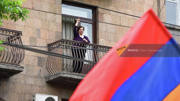 Պատշգամբում կանգնած կին - Sputnik Արմենիա