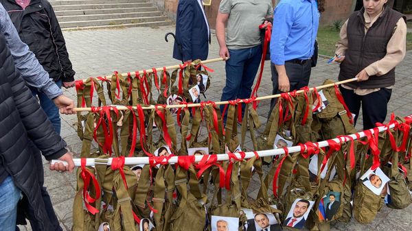 Оппозиционные активисты организовали акцию Рюкзаки перед зданием НС (3 мая 2022). Еревaн - Sputnik Армения