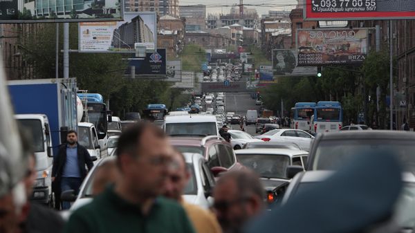 Участники акции неповиновения заблокировали движение транспорта на мосту Киевян (4 мая 2022). Еревaн - Sputnik Армения
