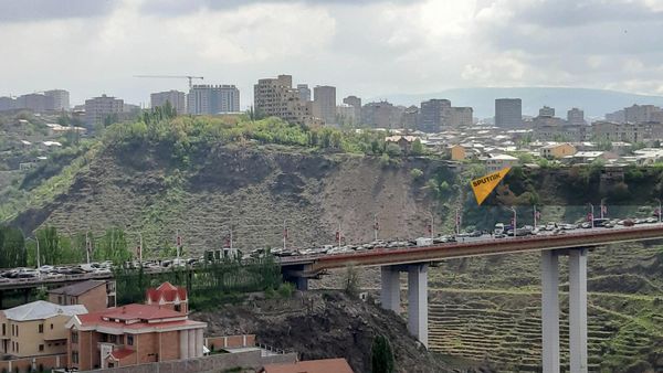 Вид на заблокированный мост Давташен на четвертый день акции неповиновения (4 мая 2022).  - Sputnik Армения