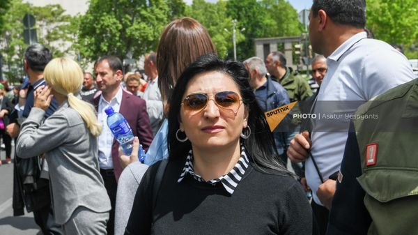 Тагуи Товмасян среди участников протестного движения у к/т Россия на четвертый день акции неповиновения (4 мая 2022). Еревaн - Sputnik Армения