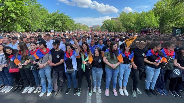 Протестующие перекрыли проспект Баграмяна на четвертый день акции неповиновения (4 мая 2022). Еревaн - Sputnik Армения