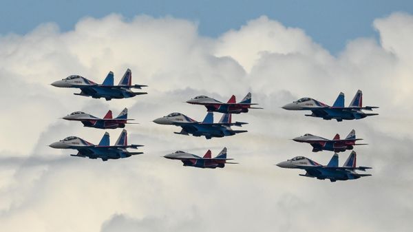 Истребители МиГ-29 и Су-30СМ пилотажных групп Русские витязи и Стрижи в полетном порядке Кубинский бриллиант на репетиции воздушной части парада в честь 77-й годовщины Победы - Sputnik Армения