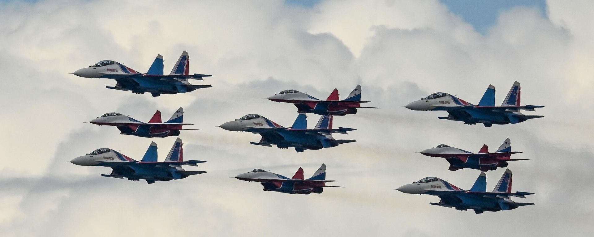 Истребители МиГ-29 и Су-30СМ пилотажных групп Русские витязи и Стрижи в полетном порядке Кубинский бриллиант на репетиции воздушной части парада в честь 77-й годовщины Победы - Sputnik Армения, 1920, 22.03.2024