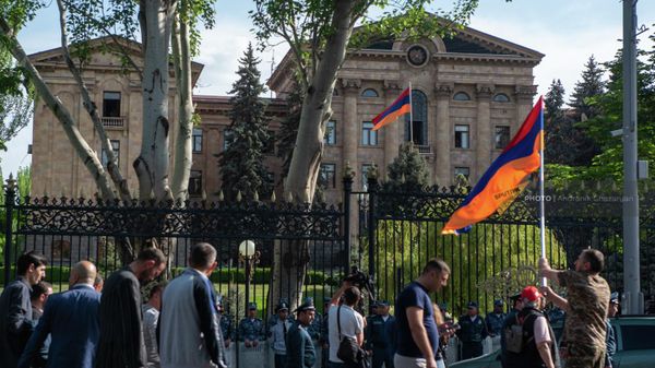 Шествие оппозиции на проспекте Баграмяна к зданию Парламента (4 мая 2022). Еревaн - Sputnik Армения