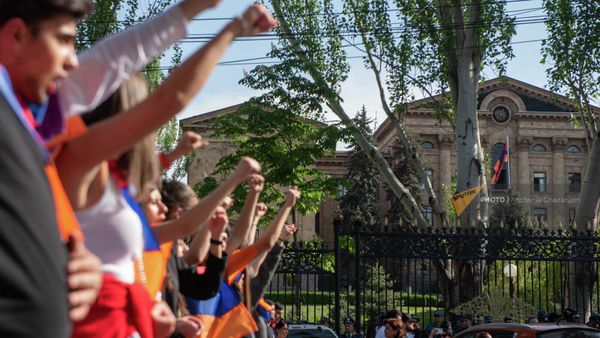 Шествие оппозиции на проспекте Баграмяна к зданию Парламента - Sputnik Армения