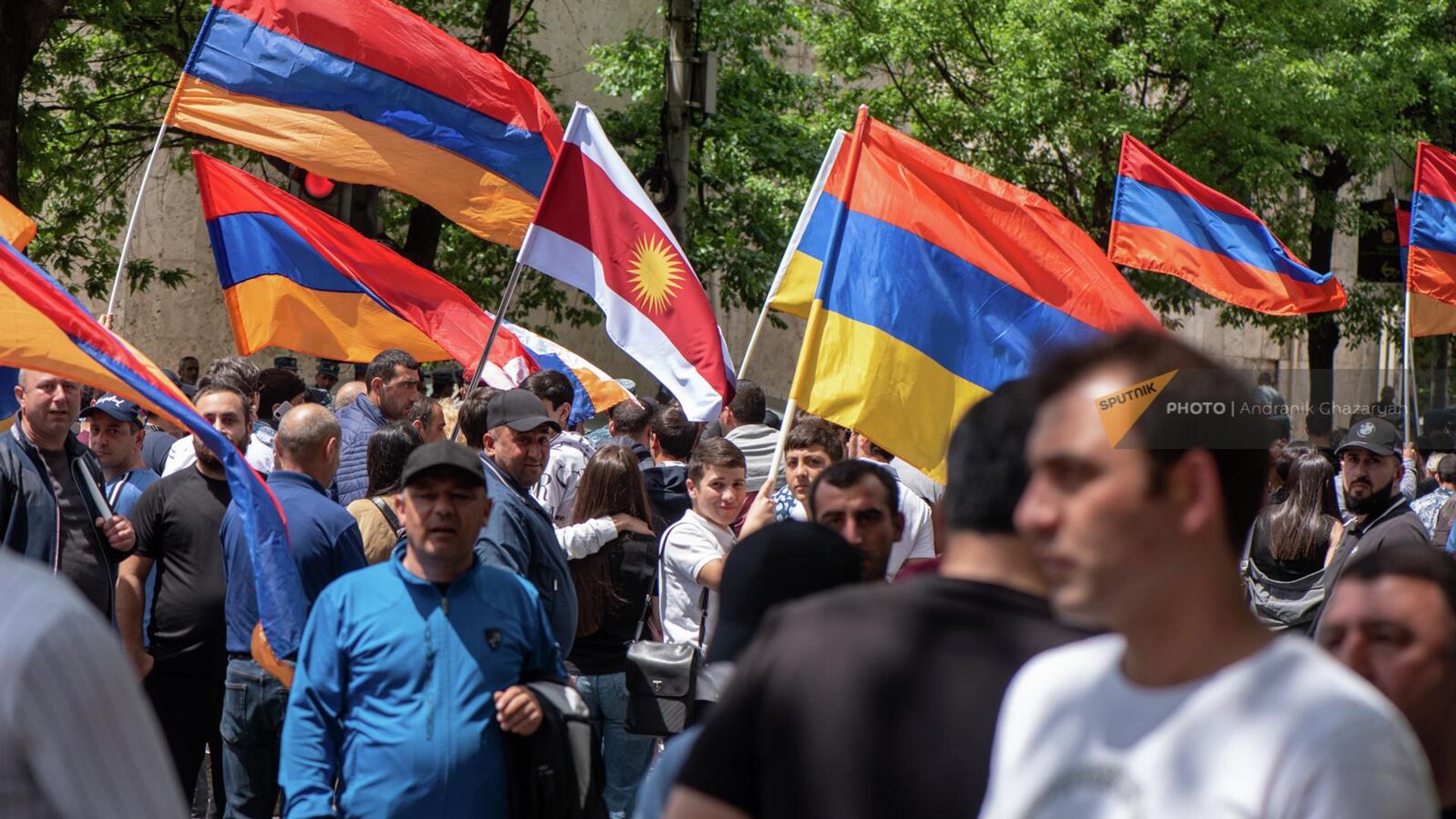Участники протестного шествия на перекрестке проспекта Маштоца и улицы Хоренаци (4 мая 2022). Еревaн - Sputnik Армения, 1920, 05.05.2022