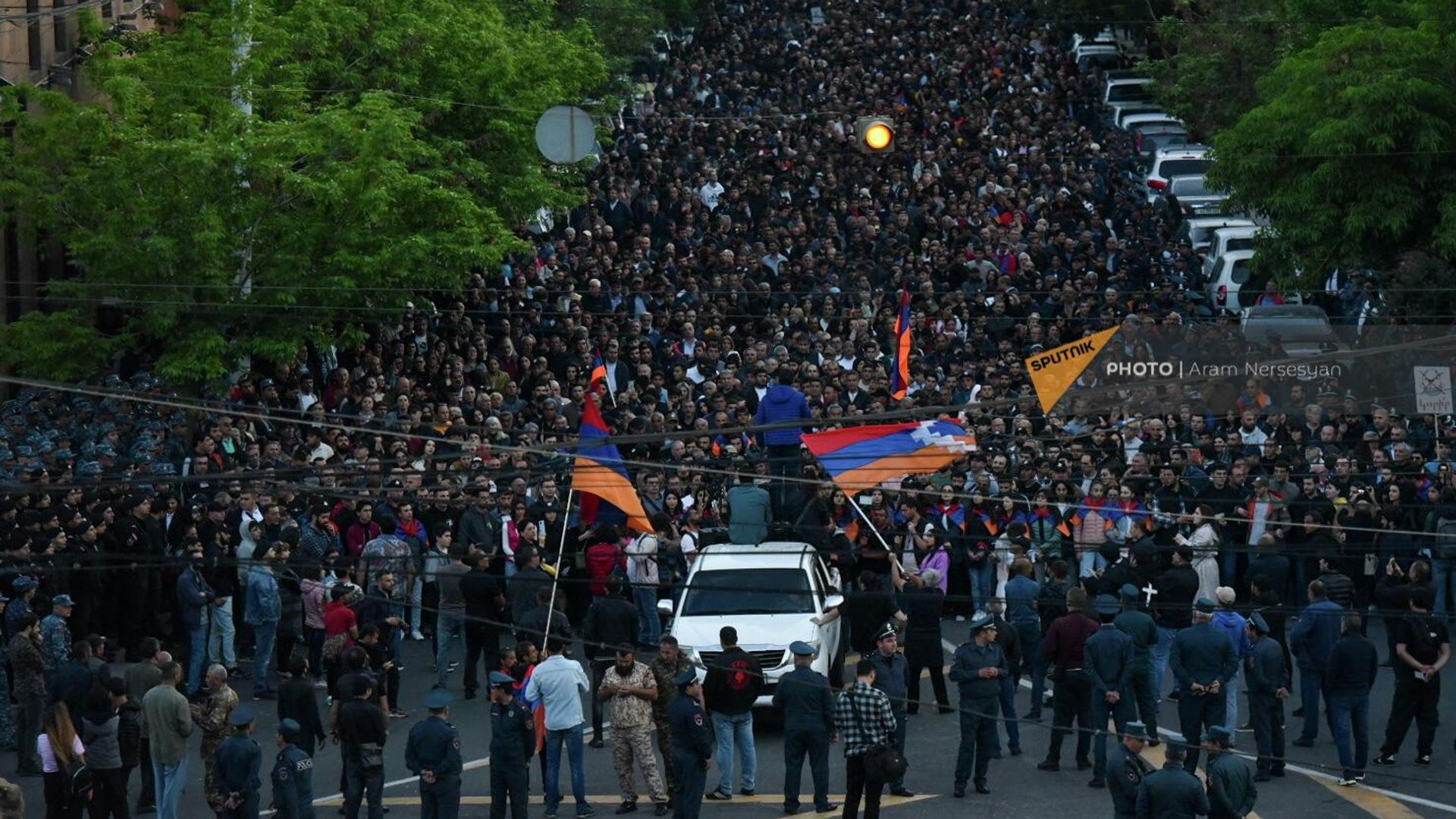 Участники митинга оппозиции на перекрестке улиц Чаренца - Налбандяна на пятый день акции неповиновения (5 мая 2022). Еревaн - Sputnik Армения, 1920, 05.05.2022