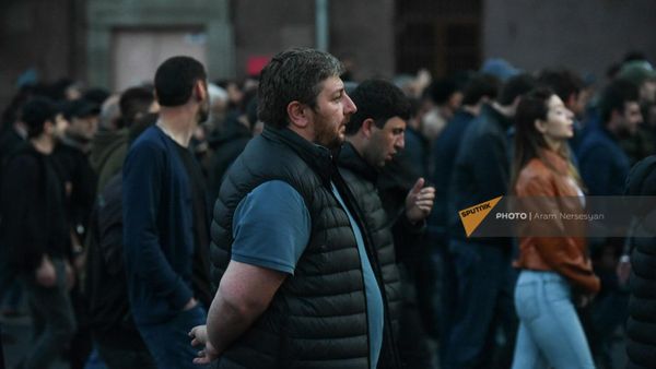 Игорь Хачатуров среди участников митинга оппозиции на улице Налбандяна на пятый день акции неповиновения (5 мая 2022). Еревaн - Sputnik Армения