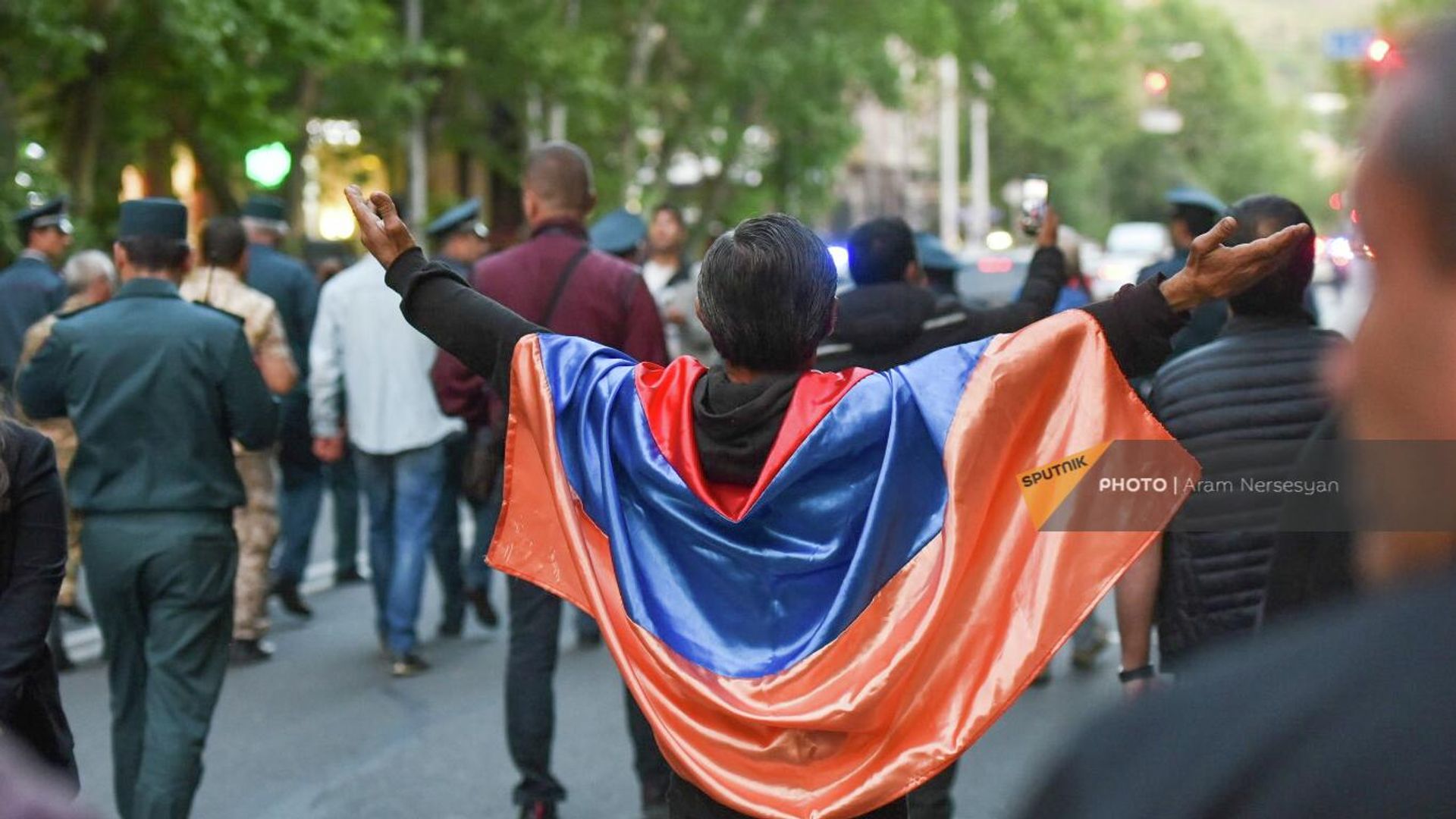 Участники митинга оппозиции с флагами на улице Налбандяна на пятый день акции неповиновения (5 мая 2022). Еревaн - Sputnik Армения, 1920, 17.05.2022