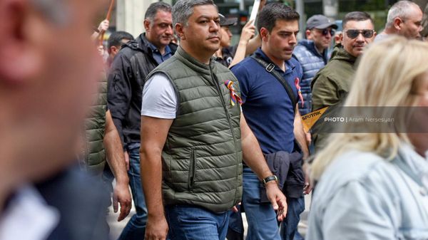 Артур Ванецян на шествии участников оппозиционного митинга по улице Саят-Нова на шестой день акции неповиновения (6 мая 2022). Еревaн - Sputnik Армения