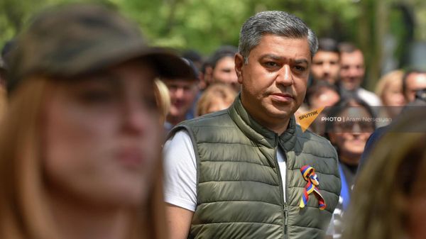 Артур Ванецян на шествии участников оппозиционного митинга по улице Саят-Нова на шестой день акции неповиновения (6 мая 2022). Еревaн - Sputnik Армения