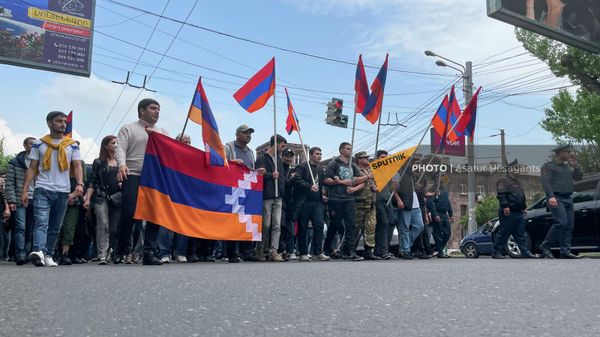 Шествие участников оппозиционного митинга по проспекту Баграмяна на шестой день акции неповиновения (6 мая 2022). Еревaн - Sputnik Армения