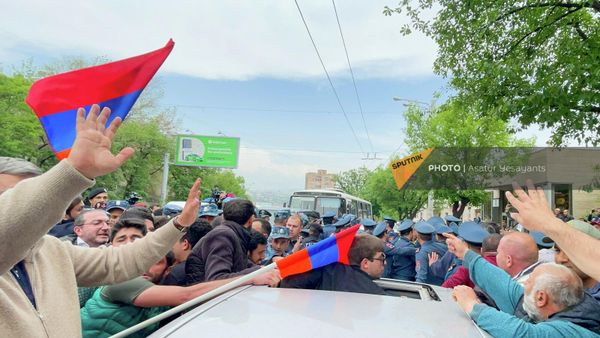 Столкновение участников шествия оппозиции и полиции на шестой день акции неповиновения (6 мая 2022). Еревaн - Sputnik Армения