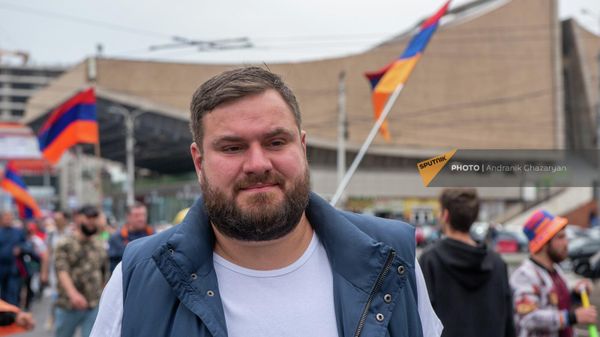 Блогер Мика Бадалян среди участников оппозиционного шествия на шестой день акции неповиновения (6 мая 2022). Еревaн - Sputnik Армения