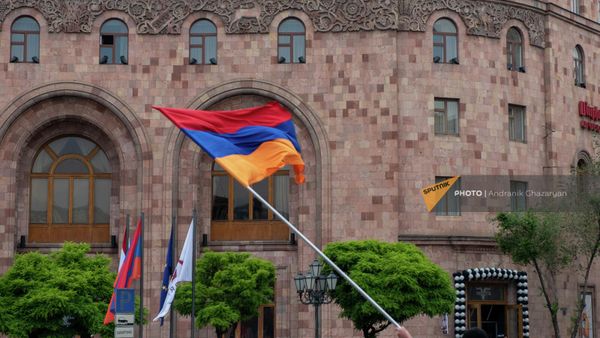 ՀՀ դրոշը կառավարության մոտ - Sputnik Արմենիա