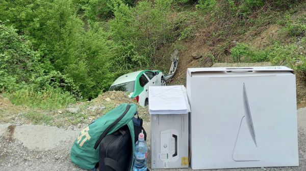 Азербайджанский грузовик столкнул армянское такси в овраг Азербайджанский грузовик столкнул армянское такси в овраг - Sputnik Армения
