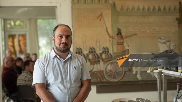 Директор историко-арxеологического музея-заповедника Эребуни Микаэл Бадалян на мастер-классе российских реставраторов для армянских коллег (4 мая 2022). Еревaн - Sputnik Армения