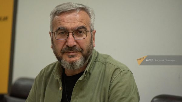 Основатель и худрук ансамбля традиционных песен и танцев Карин Гагик Гиносян в гостях агентства Sputnik Армения - Sputnik Армения