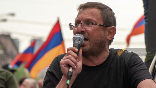 Гегам Манукян выступает перед участниками оппозиционного шествия на шестой день акции неповиновения (6 мая 2022). Еревaн - Sputnik Армения