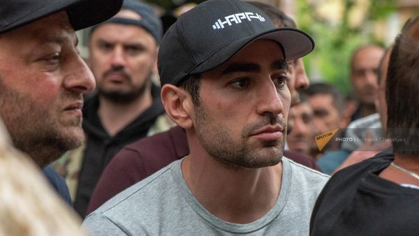 Левон Кочарян среди участников оппозиционного шествия на шестой день акции неповиновения (6 мая 2022). Еревaн - Sputnik Армения