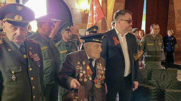 Частица Вечного огня с Могилы Неизвестного Солдата в Александровском саду в Москве доставлена в Армению в рамках патриотической акции Огонь памяти - Sputnik Армения