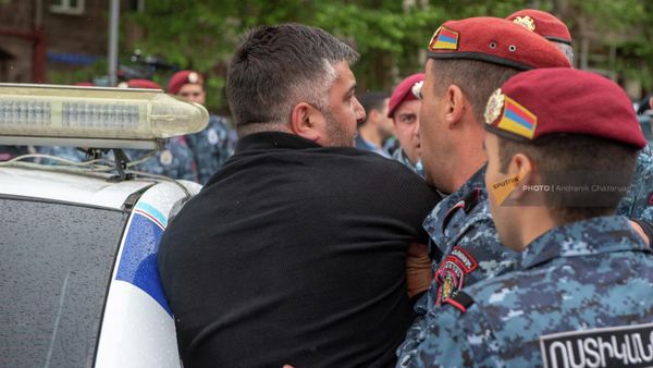 Полиция задерживает активистов оппозиционного шествия на улице Ханджяна (2 мая 2022). Еревaн - Sputnik Армения