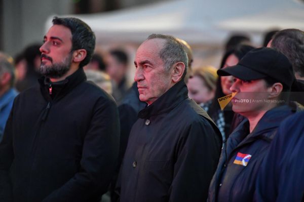 ՀՀ երկրորդ նախագահ Ռոբերտ Քոչարյանն ու ԱԺ «Հայաստան» խմբակցության պատգամավոր Արամ Վարդևանյանը Ֆրանսիայի հրապարակում - Sputnik Արմենիա