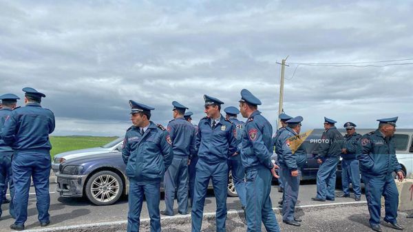 Перекрытый автомашинами родственников попавших в плен ширакцев участок автотрассы Гюмри - Ереван (8 мая 2022). Ширак - Sputnik Армения