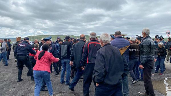 Потасовка между родственниками пленных ширакцев и сил правопорядка на перекрытом участке автотрассы Гюмри - Ереван (8 мая 2022). Ширак - Sputnik Армения