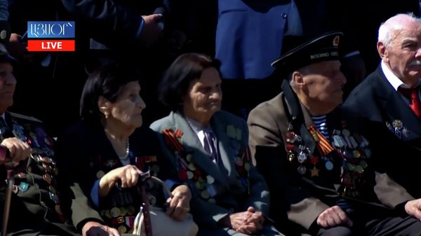 Премьер Никол Пашинян, президент Ваагн Хачатурян, спикер НС Ален Симонян сейчас находятся в ереванском парке Победы, где воздали дань памяти погибшим героям ВОВ - Sputnik Արմենիա