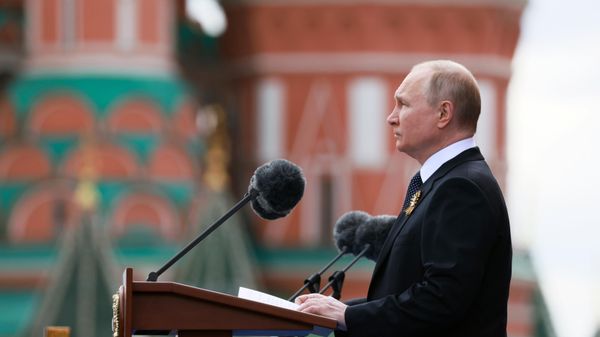 Президент РФ Владимир Путин выступает на военном параде в ознаменование 77-й годовщины Победы в Великой Отечественной войне 1941-1945 годов на Красной площади (9 мая 2022). Москва - Sputnik Армения
