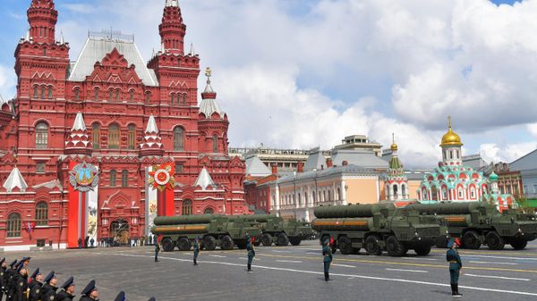 Пусковые установки зенитного ракетного комплекса С-400 Триумф на военном параде в честь 77-й годовщины Победы в Великой Отечественной войне (9 мая 2022). Москва - Sputnik Армения