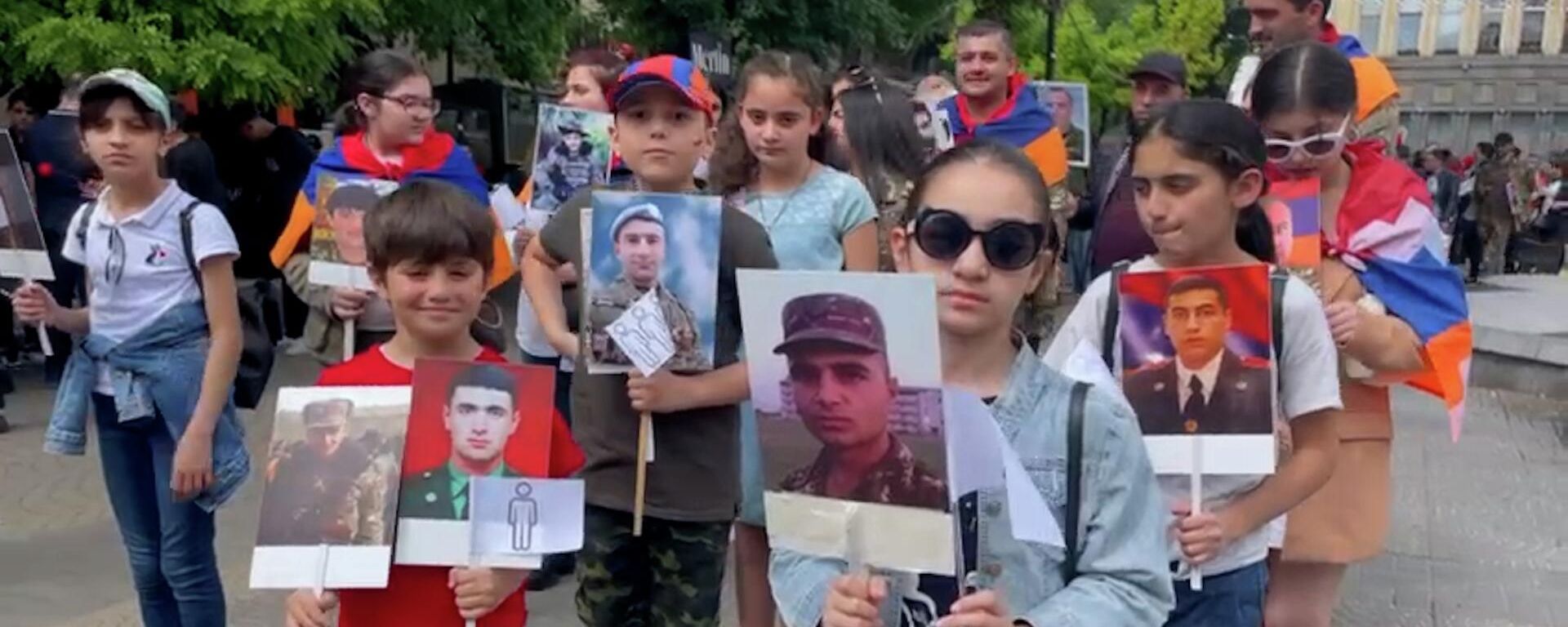 Ազնավուրի հրապարակից մեկնարկել է «Միասին» շարժան երթը դեպի Եռաբլուր - Sputnik Արմենիա, 1920, 09.05.2022