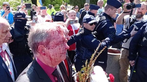Посла России в Польше облили красной краской на кладбище советских воинов - Sputnik Армения