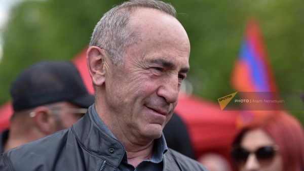 Роберт Кочарян перед началом митинга (9 мая 2022). Еревaн - Sputnik Армения