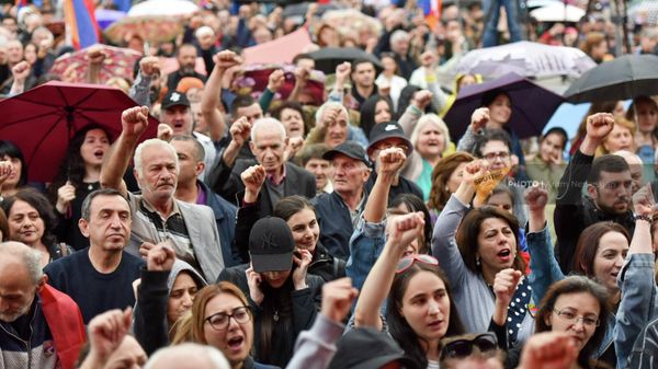 Митинг оппозиции на площади Франции (9 мая 2022). Еревaн - Sputnik Армения
