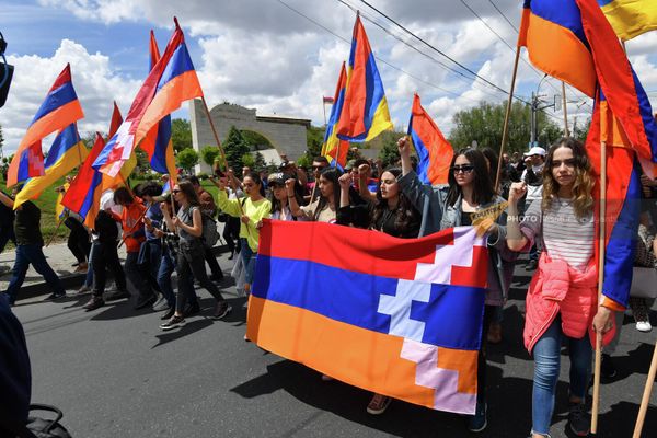Երթի մասնակիցներն անցնում են Եռաբլուրի մոտով։ - Sputnik Արմենիա