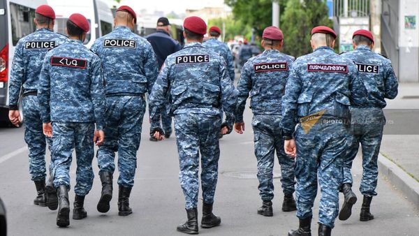 Сопровождающая шествие оппозиции полиция на проспекте Аршакуняц (10 мая 2022). Еревaн - Sputnik Армения