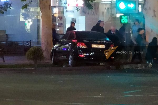 Дорожно-транспортное происшествие на перекрестке проспекта Маштоца и улицы Амиряна (10 мая 2022). Еревaн - Sputnik Армения