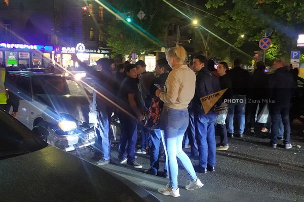 Дорожно-транспортное происшествие на перекрестке проспекта Маштоца и улицы Амиряна (10 мая 2022). Еревaн - Sputnik Армения