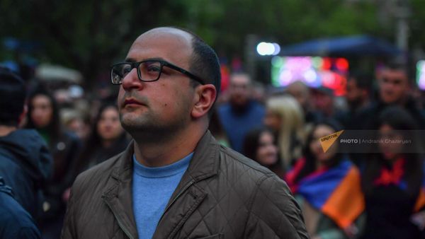 Айк Мамиджанян на митинге оппозиции на площади Франции (10 мая 2022). Еревaн - Sputnik Армения