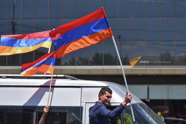 Участники автопробега с флагами на 11-й день акции неповиновения (11 мая 2022). Еревaн - Sputnik Армения
