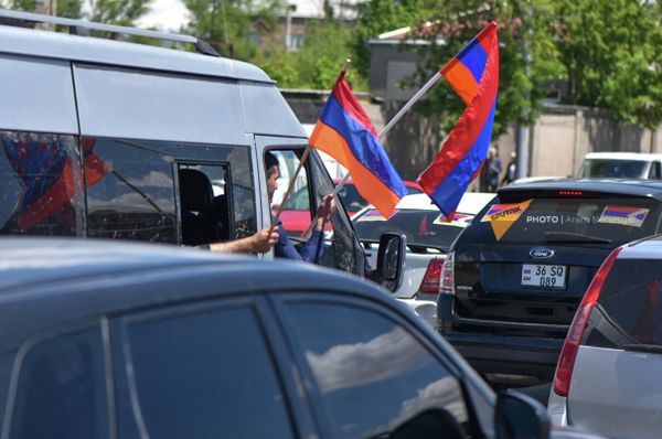 Участники автопробега с флагами на 11-й день акции неповиновения (11 мая 2022). Еревaн - Sputnik Армения