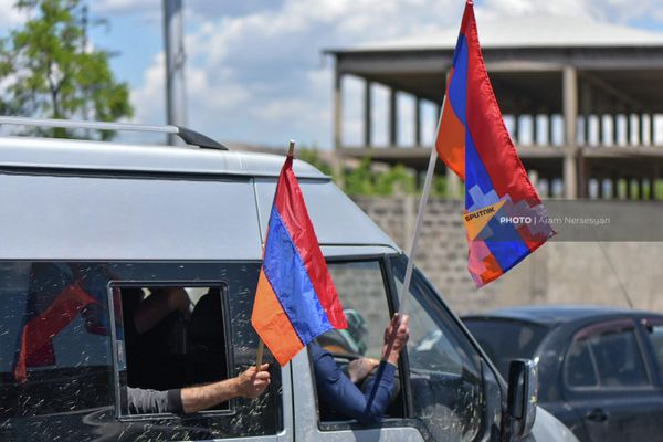 Участники автопробега с флагами на 11-й день акции неповиновения (11 мая 2022). Еревaн - Sputnik Армения