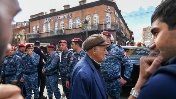 Полиция эвакуирует автомобили на улице Абовяна, участвующие в автопробеге оппозиционного движения Сопротивление (11 мая 2022). Ереввaн - Sputnik Армения