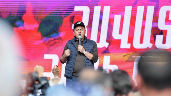 Ишхан Сагателян выступает перед собравшимися во время митинга на площади Франции (11 мая 2022). Еревaн - Sputnik Армения