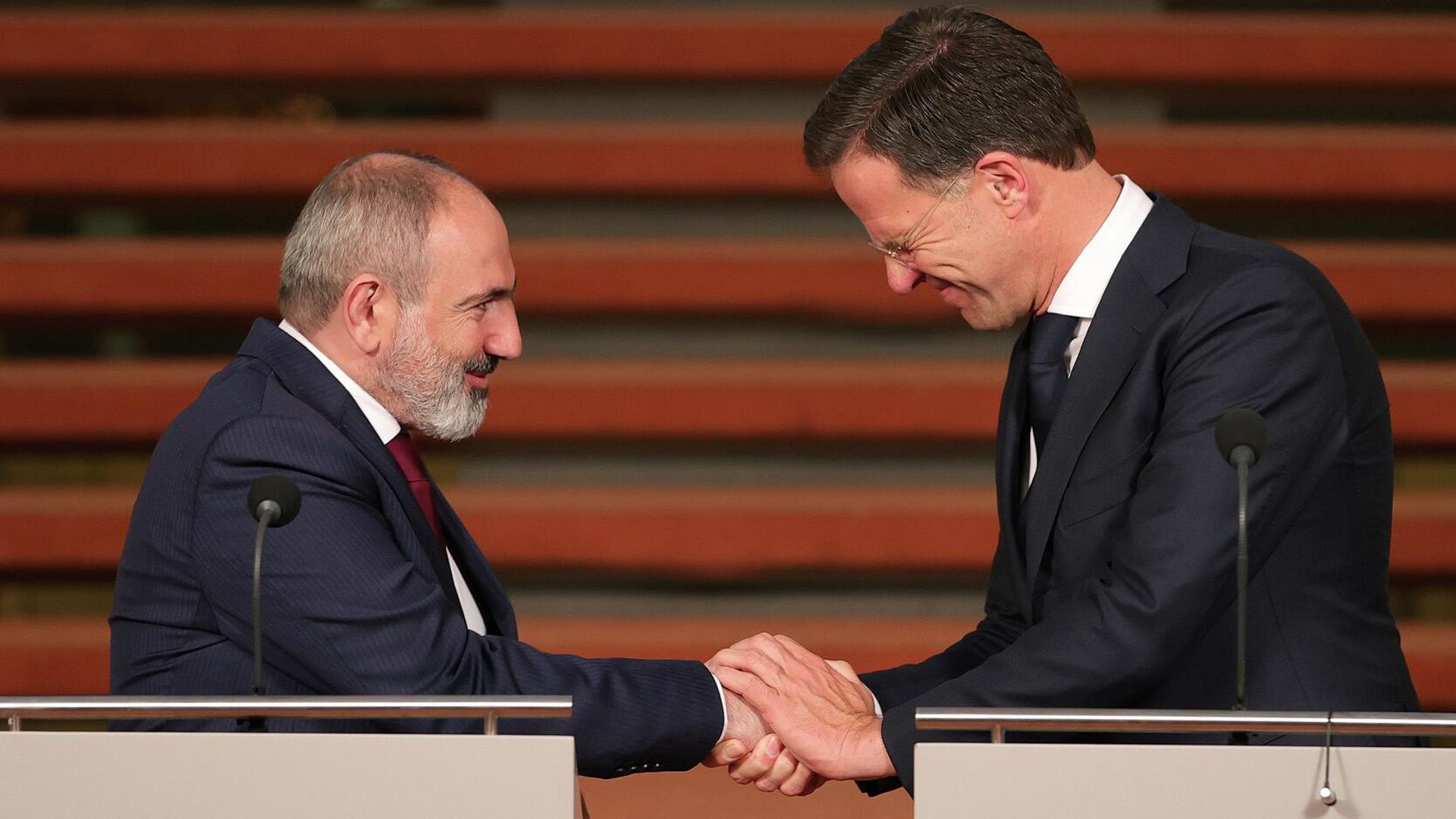 Совместная пресс-конференция премьер-министров Армении и Нидерландов Никола Пашиняна и Марком Руте по итогам встречи (11 мая 2022). Гаага Совместная пресс-конференция премьер-министров Армении и Нидерландов Никола Пашиняна и Марком Руте по итогам встречи (11 мая 2022). Гаага - Sputnik Армения, 1920, 12.05.2022